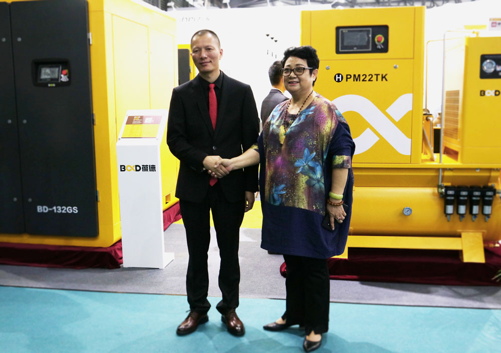 董事長郭振發(fā)與到會嘉賓合影.jpg 董事長郭振發(fā)與到會嘉賓合影.jpg