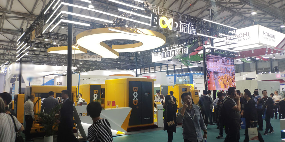 展會現(xiàn)場人潮涌動 展會現(xiàn)場人潮涌動